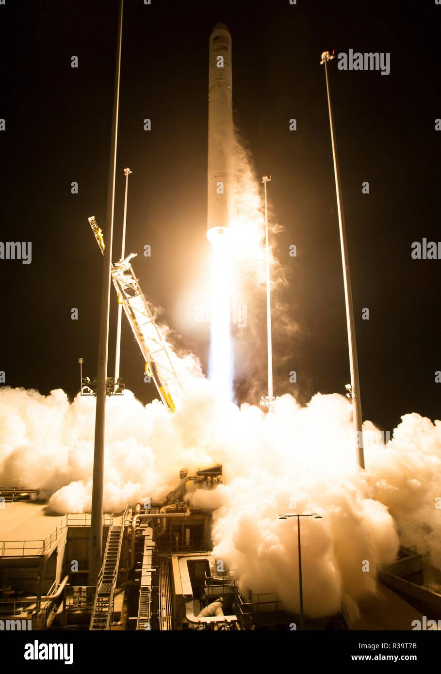 La Northrop Grumman llevando el cohete Antares Cygnus reabastecimiento lanzamientos espaciales de Pad-0A en la NASA Wallops Flight Facility el 17 de noviembre de 2018, en la Isla de Wallops, Virginia. La carga comercial misión de reabastecimiento de la estación espacial internacional ofrecerá unos 7.400 libras de la ciencia y la investigación, de la tripulación y suministros de hardware al laboratorio orbital y su tripulación. Foto de stock