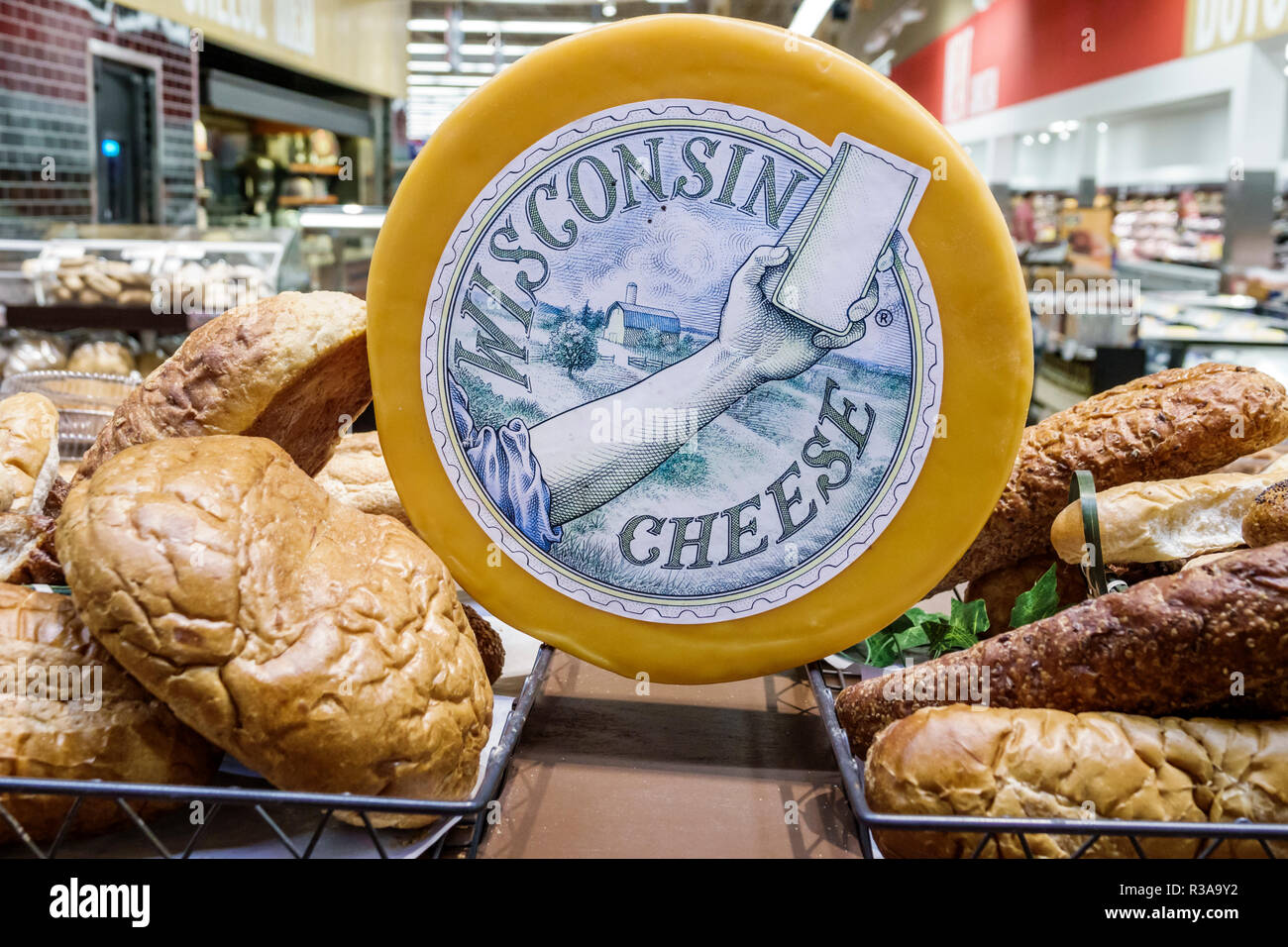 Exhibicion de queso en un supermercado fotografías e imágenes de alta