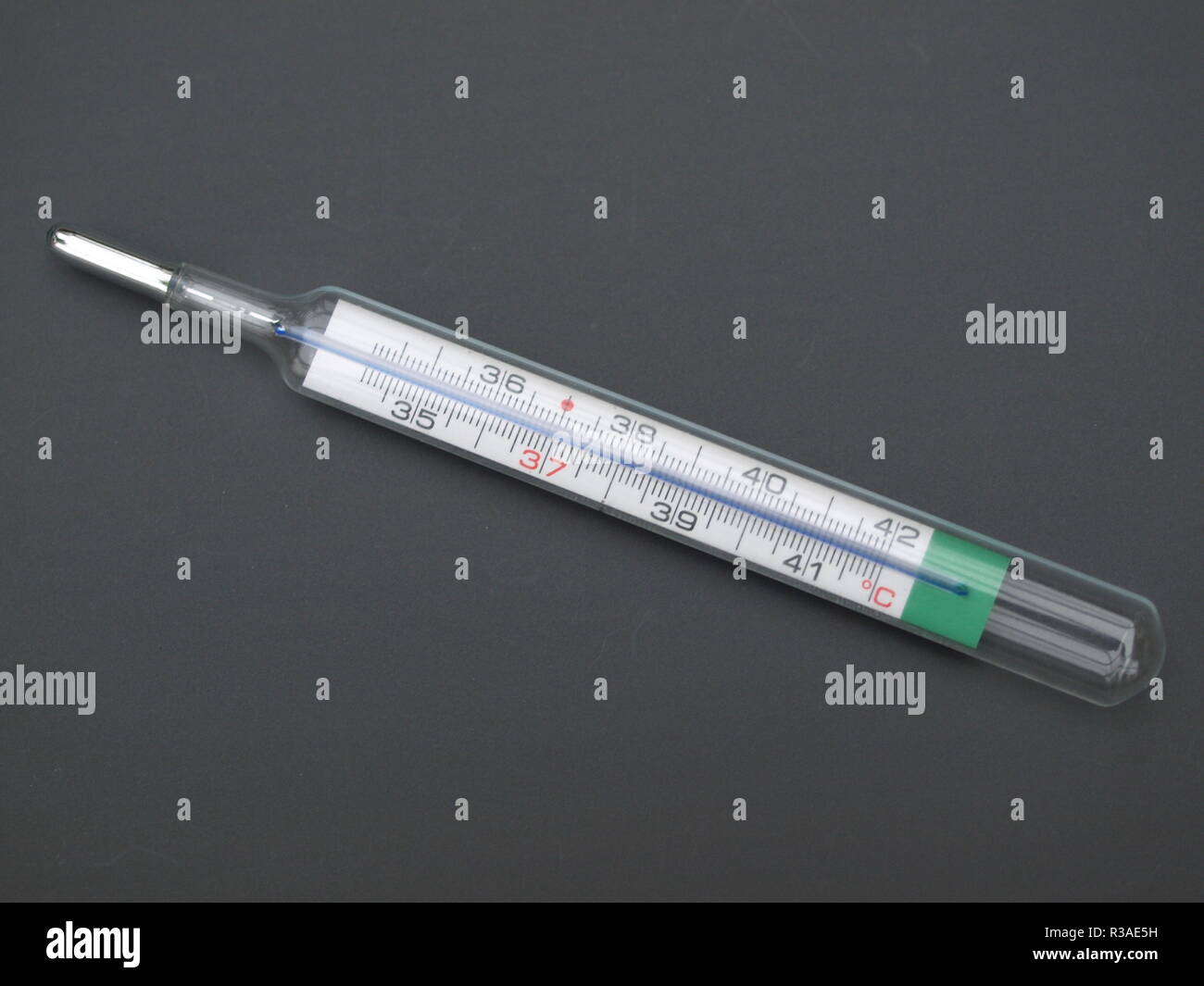 Termómetro clínico galinstan Fotografía de stock - Alamy