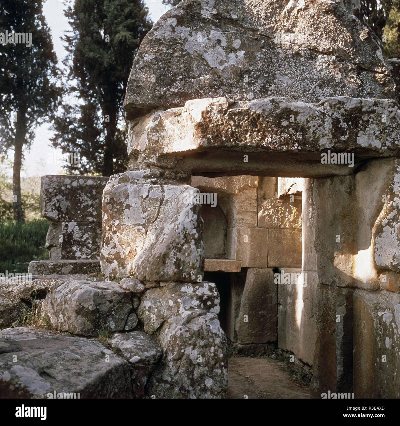 HIPOGEO ETRUSCO SEPULCRO AL QUE LLAMAN LA TUMBA DE PITAGORAS siglo