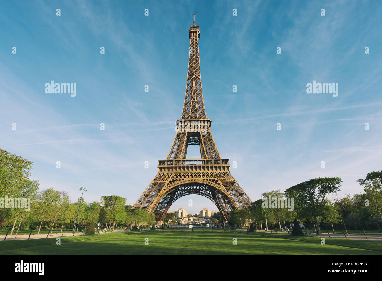Amanecer en la Torre Eiffel en Paris, Francia. Torre Eiffel es famoso lugar en París, Francia. Foto de stock