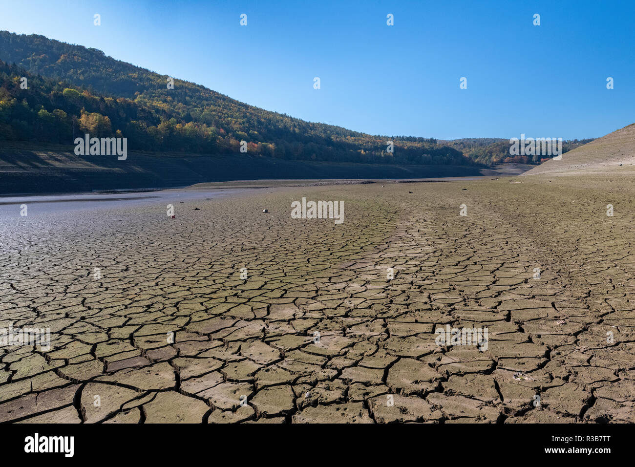 Grietas en el suelo seco, Edersee, reducido a menos de un cuarto de su volumen de agua habitual debido a la sequía Foto de stock