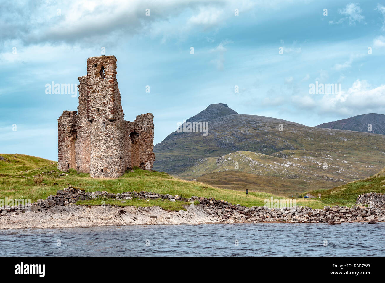 La ruina del Castillo Castillo de Ardvreck en la península por el lago Loch Assynt, Sutherland, Scottish Highlands, Escocia, Gran Bretaña Foto de stock