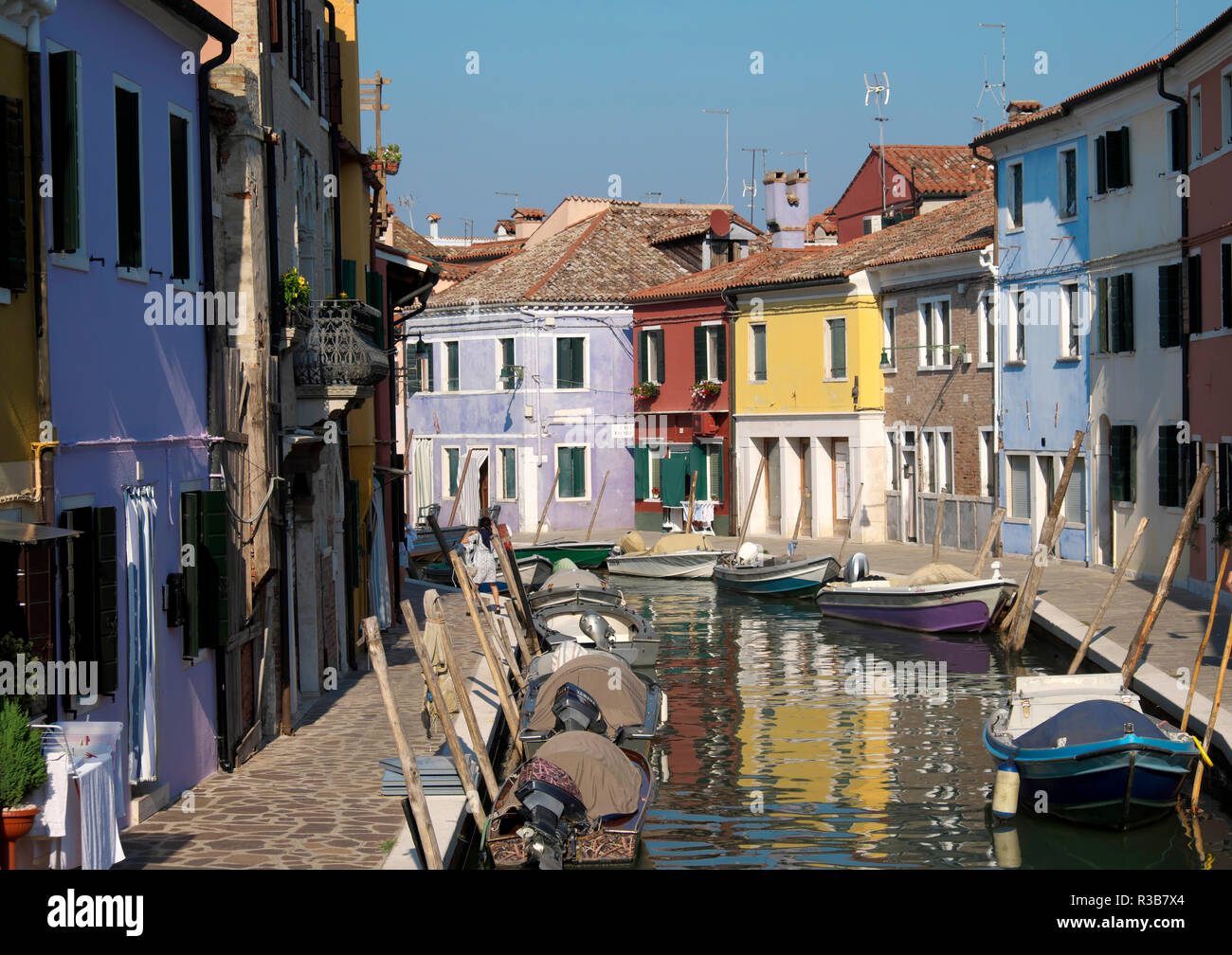 Típicas casas coloridas en el canal, la isla de Burano, Venecia, Véneto, Italia Foto de stock