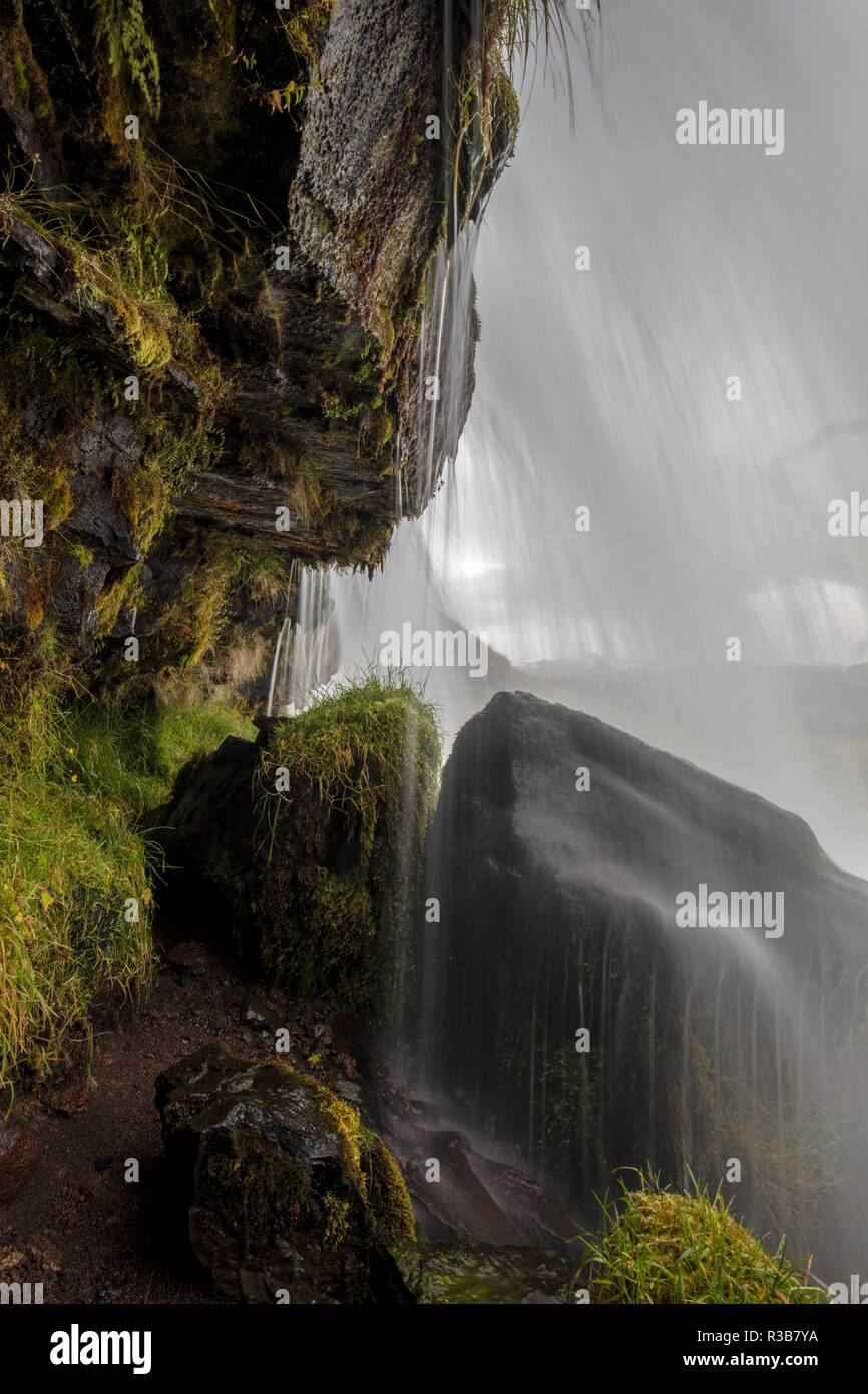 Detrás de la cascada, Merkjarfoss Gluggafoss también, en el sur de Islandia, Islandia Foto de stock