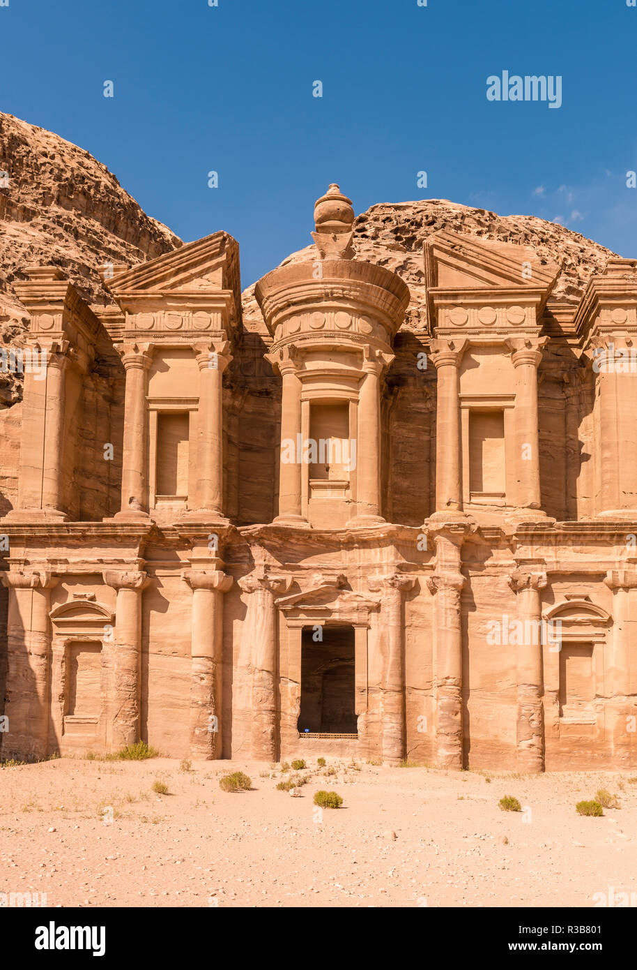 Monasterio, templo de rock Ad Deir, la tumba de roca, arquitectura, Nabataean Khazne Faraun, mausoleo en la ciudad de Nabataean Petra. Foto de stock