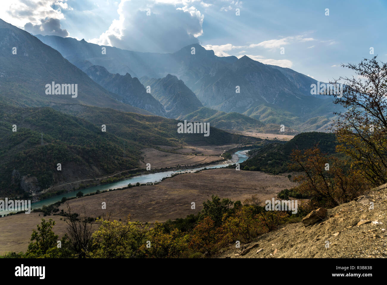 Paisaje montañoso en el río Vjosa, Albania Foto de stock