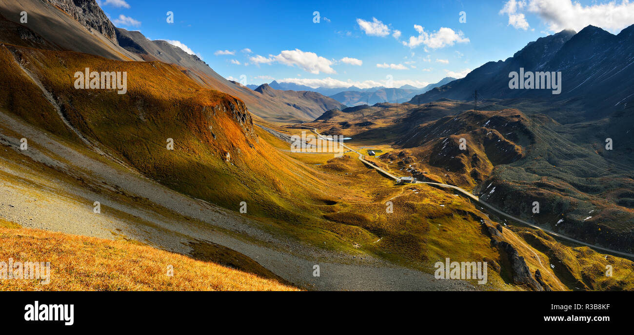 Panorama, Albula Pass, paisaje de montaña, en el cantón de Graubünden, Suiza Foto de stock