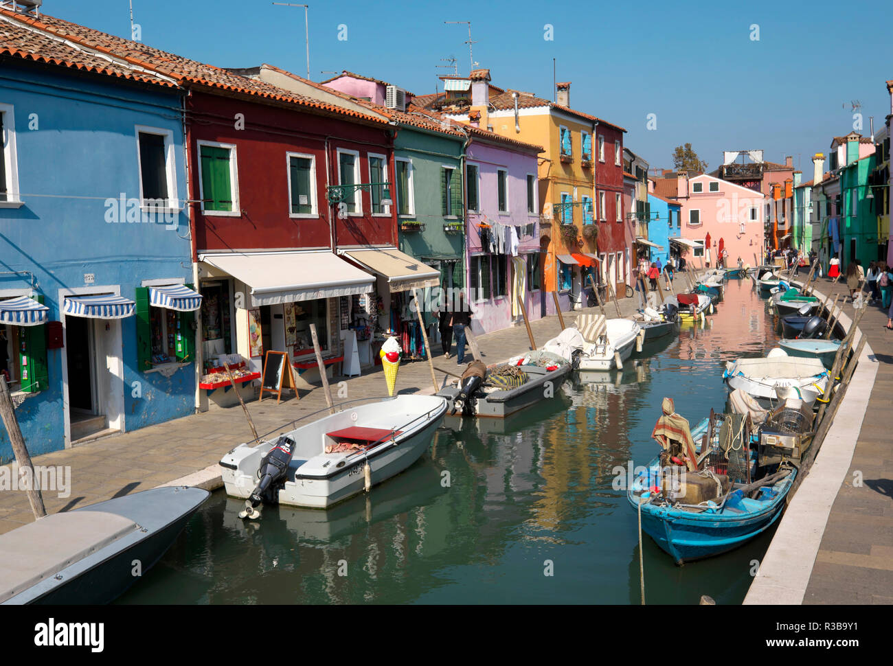 Típicas casas coloridas en el canal, la isla de Burano, Venecia, Véneto, Italia Foto de stock