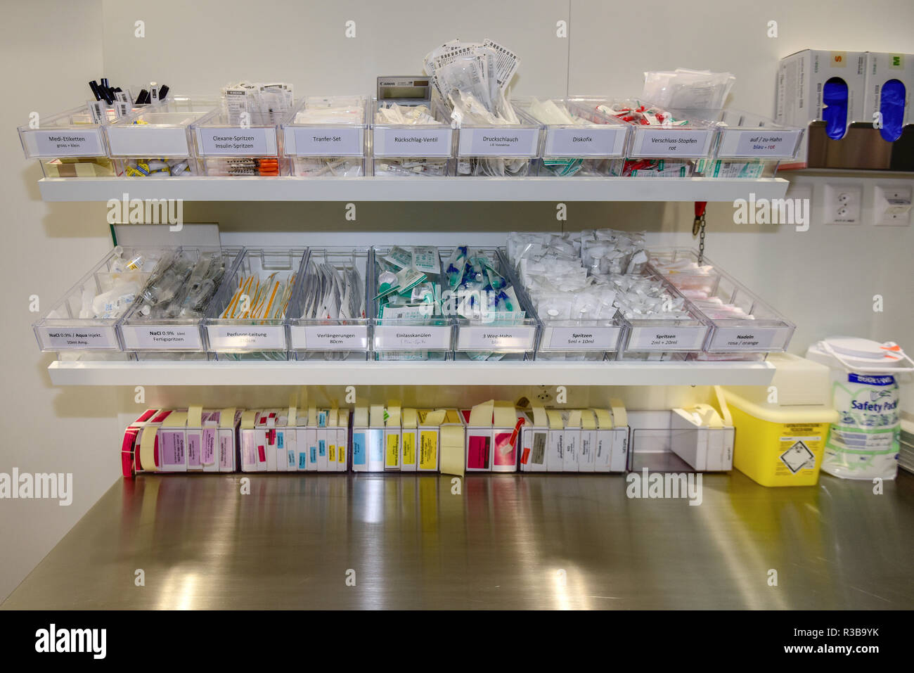 Accesorios en una unidad de cuidados intensivos, Suiza Foto de stock