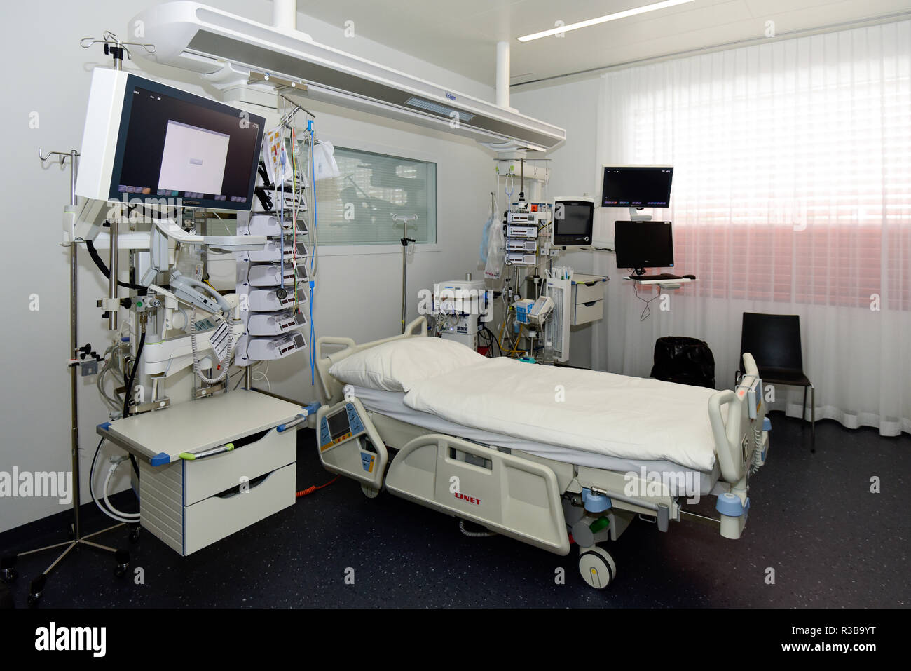 Habitación individual de cuidado intensivo, Suiza Foto de stock