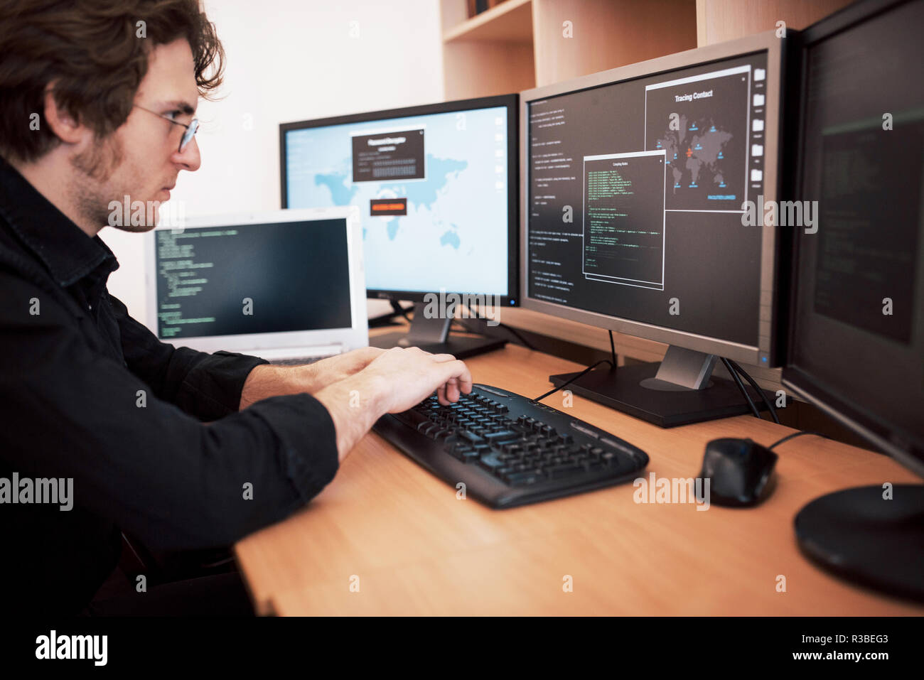 Programador de hombres trabajando en el equipo de escritorio con muchos  monitores en la oficina en compañía de desarrollo de software. Diseño web y  programación Coding Technologies Fotografía de stock - Alamy
