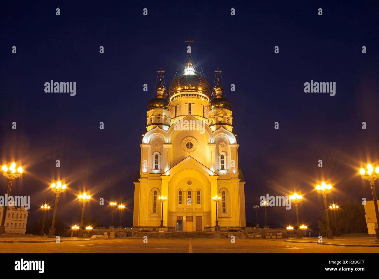 Ortodox catedral en Khabarovsk, Rusia en la noche Foto de stock