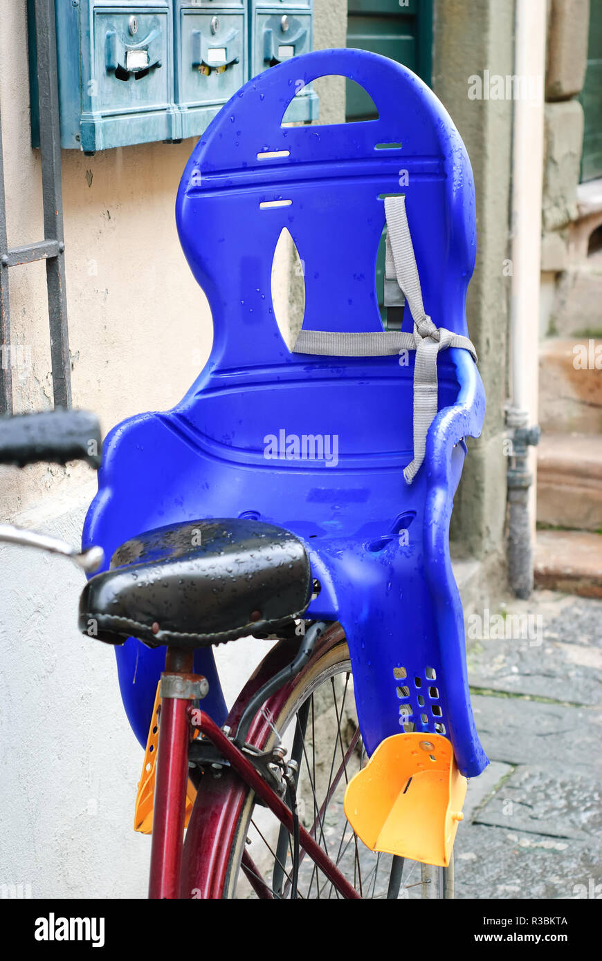 Asiento de bicicleta para niños fotografías e imágenes de alta resolución -  Alamy