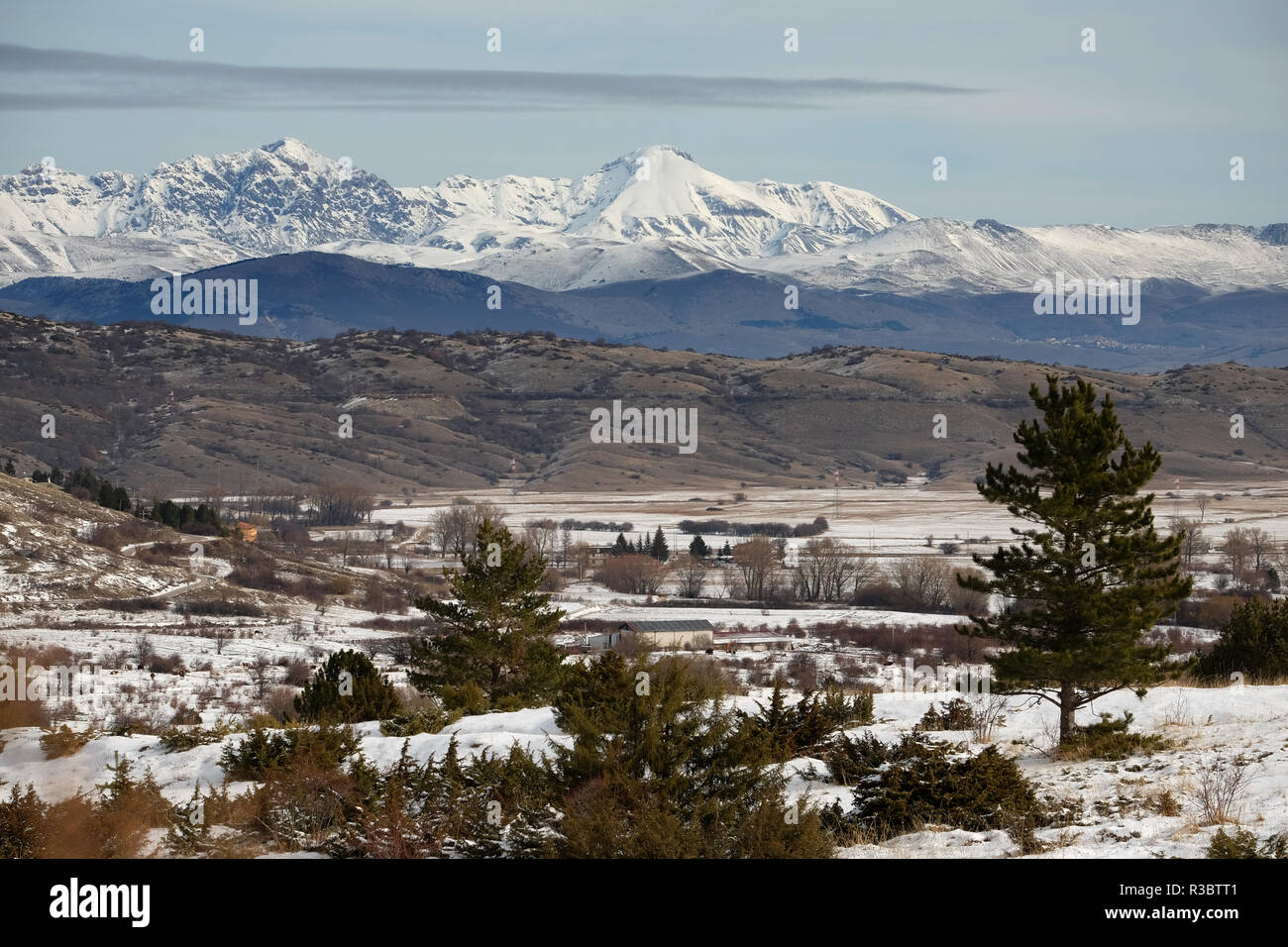 Paisaje nevado natural con montañas de Gran Sasso, en el fondo, Rocca di Cambio, Abruzzo, Italia. Foto de stock