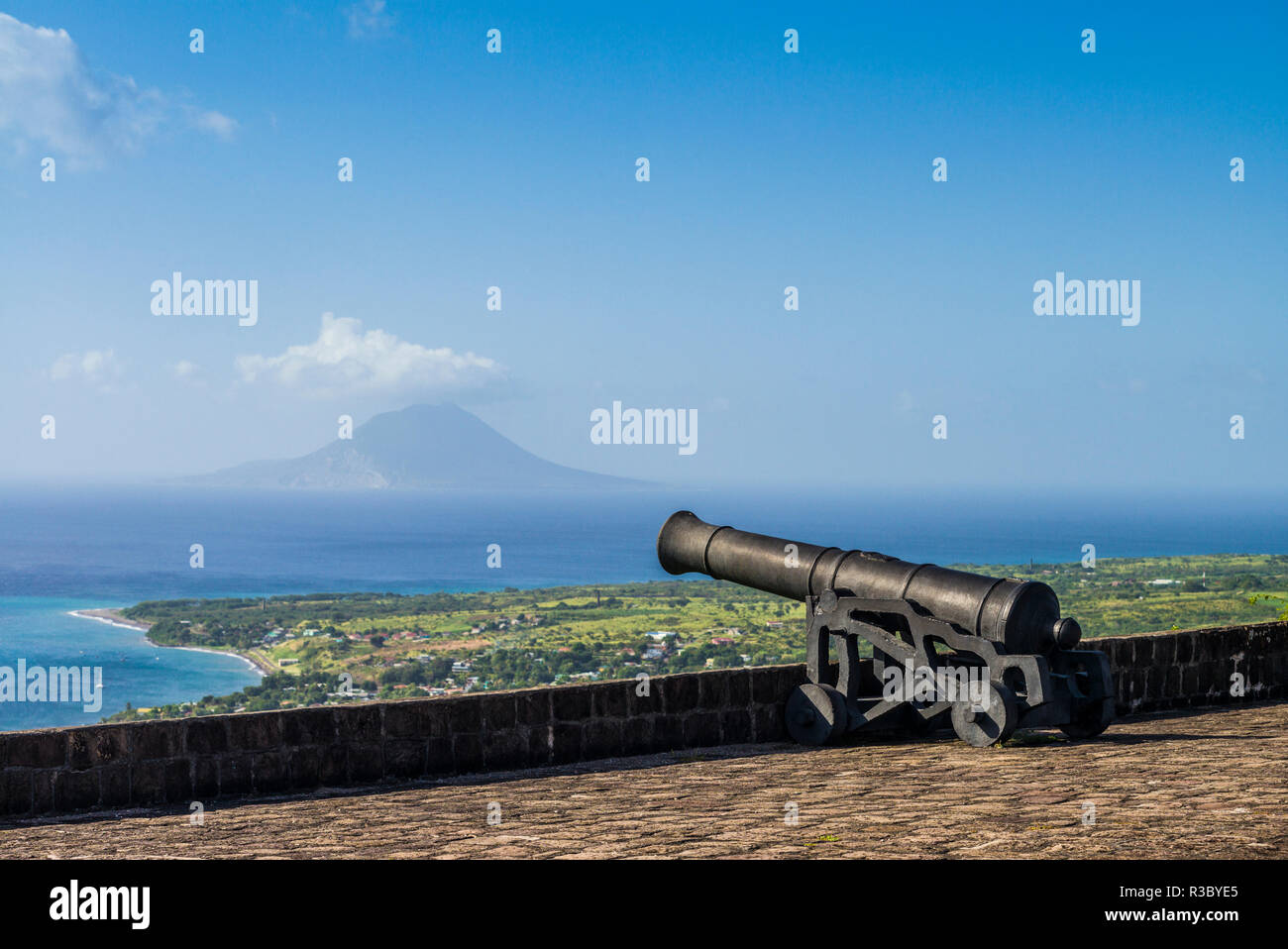 Saint Kitts y Nevis, Saint Kitts. Brimstone Hill Fortress, niveles elevados de vista hacia la costa de la isla de Sint Eustatius Foto de stock