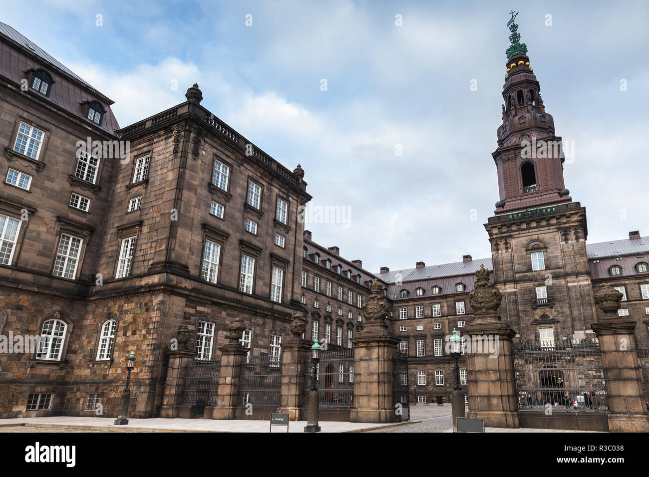 Christiansborg Palace es un palacio y el edificio de gobierno en el islote de Slotsholmen en el centro de Copenhague, Dinamarca. La capilla se remonta a 1826, el sh Foto de stock