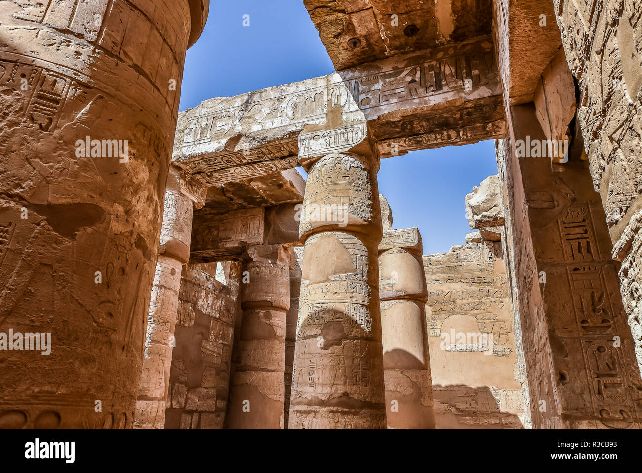 Columnas y cielo azul en la gran sala hipóstila salen en el templo de Amon-Re en Karnak, Egipto, 22 de octubre de 2018 Foto de stock