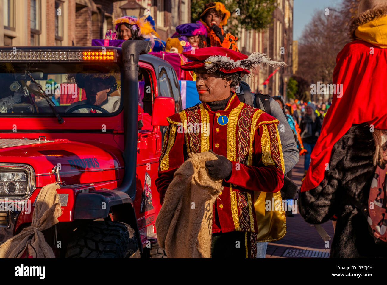 Dordrecht, Países Bajos - Noviembre 17, 2018: el hombre vestido de traje como piet, ayudantes de San Nicolaas desde España, repartiendo regalos y dulces a th Foto de stock