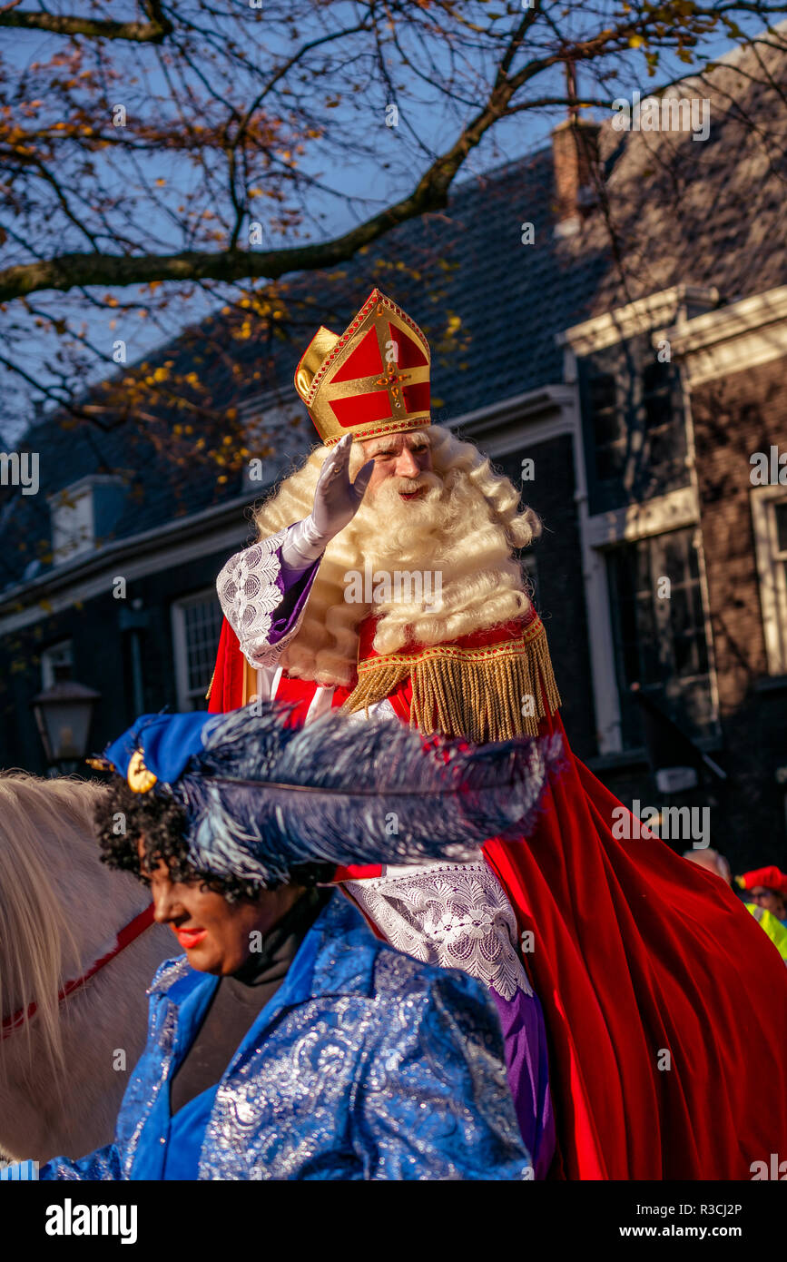 Dordrecht, Países Bajos - 17 noviembre, 2018: San Nicolaas sobre su caballo blanco Amerigo, montar a caballo por las calles de Dordrecht saludando al esperando c Foto de stock