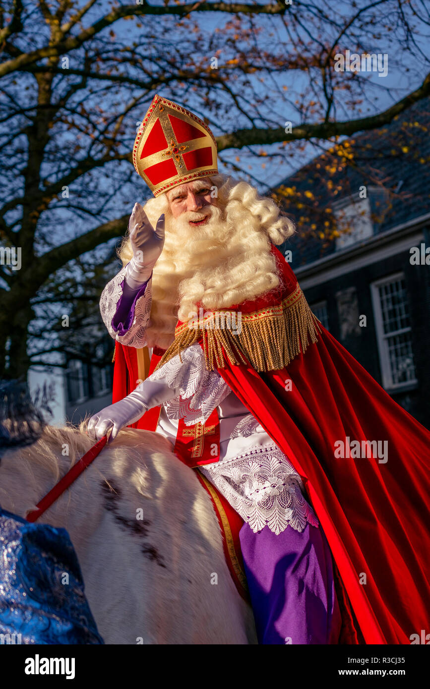 Dordrecht, Países Bajos - 17 noviembre, 2018: San Nicolaas sobre su caballo blanco Amerigo, montar a caballo por las calles de Dordrecht saludando al esperando p Foto de stock
