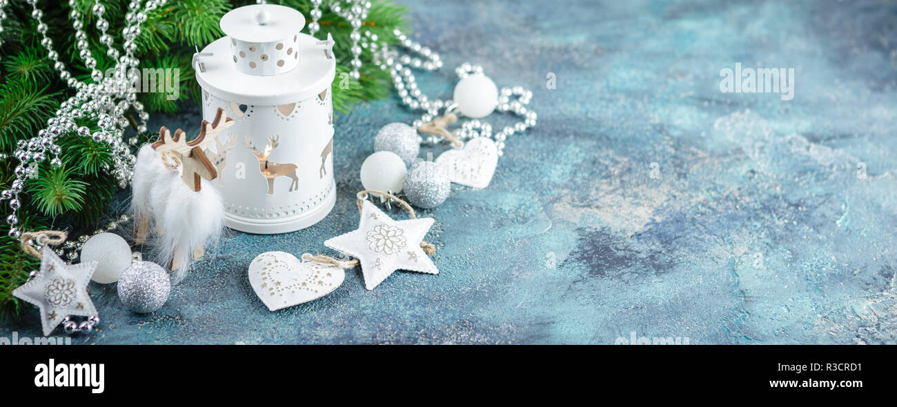 Estilo escandinavo decoraciones de Navidad o Año Nuevo - blanco bolas de vidrio y juguetes, decoración en madera, piso de madera, luz de ciervos y pocket whatche Foto de stock