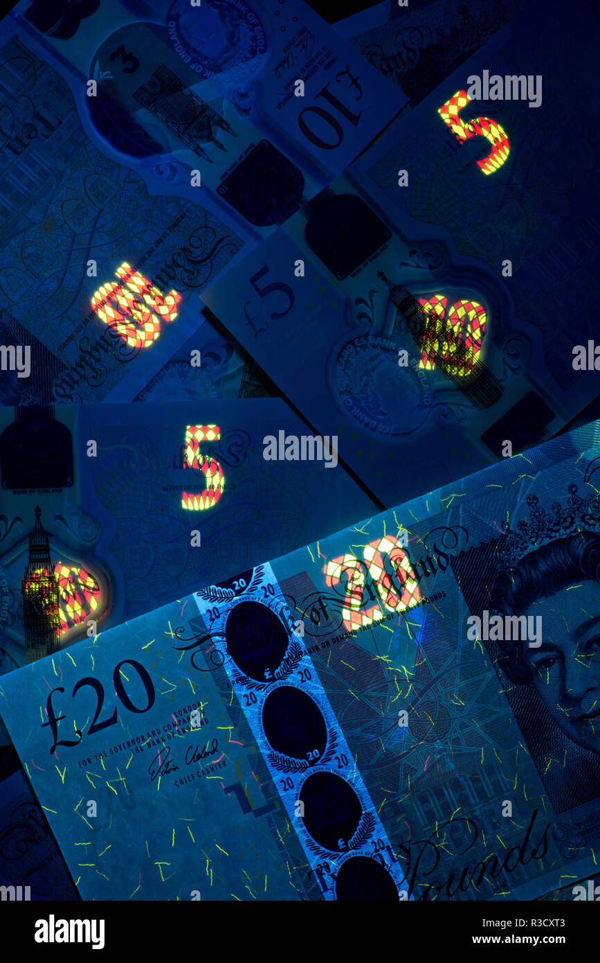 Utilizando una luz negra ultravioleta para verificar una nota de diez  libras de billetes del Banco de Inglaterra para comprobar que es auténtico  Fotografía de stock - Alamy