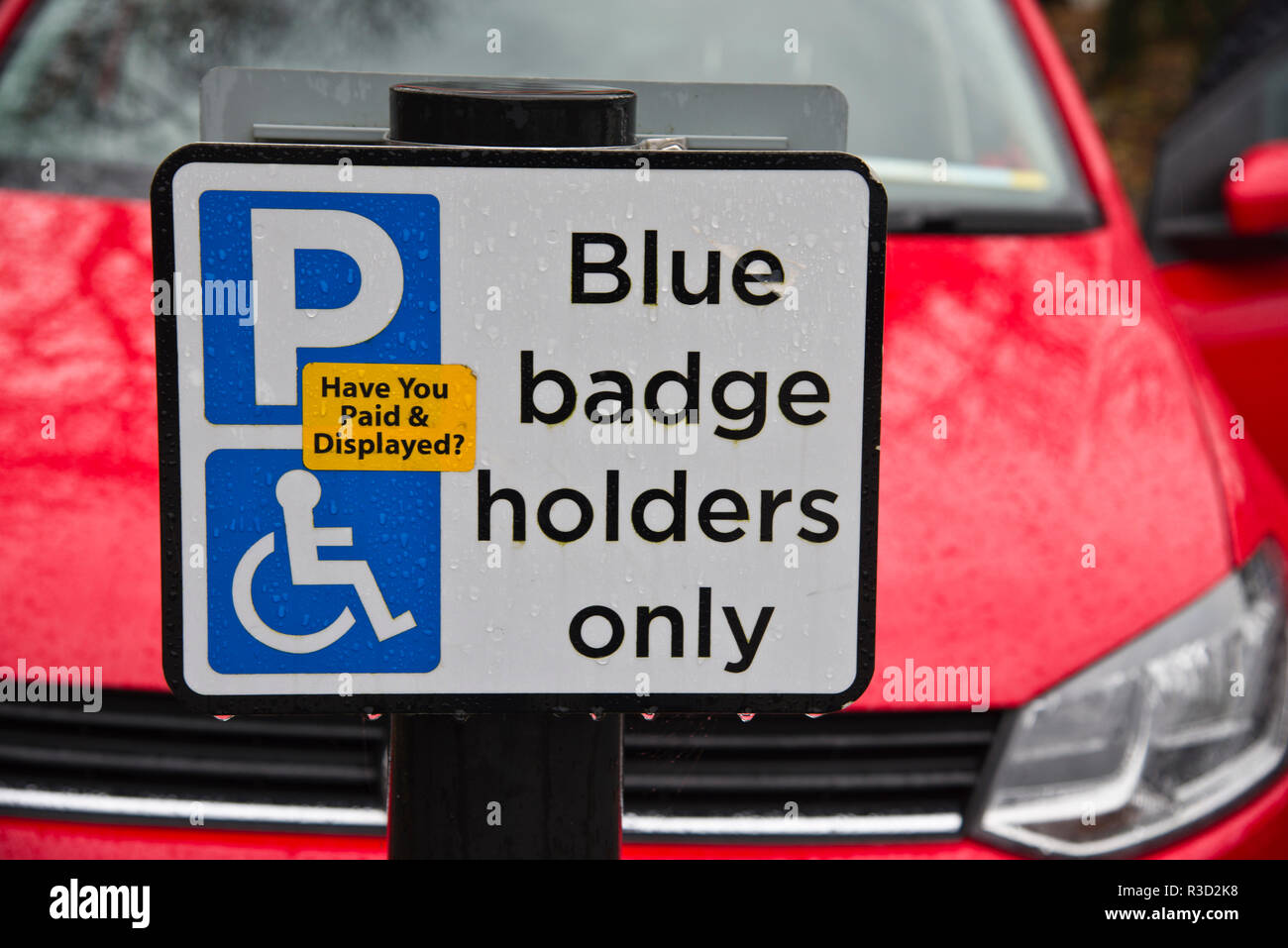 Firmar recordando a los conductores discapacitados para pagar aparcamiento. Foto de stock