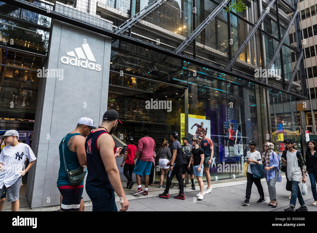 La Ciudad de Nueva York, Estados Unidos - 28 de julio de 2018: Adidas,  tienda de artículos deportivos, en la Quinta Avenida (5th Avenue) con  personas alrededor de Manhattan, en la Ciudad
