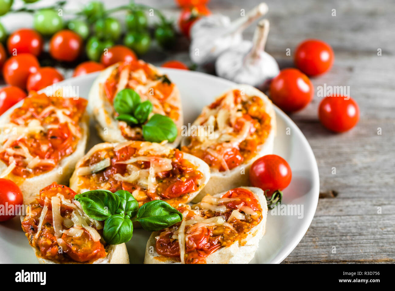 Spicy bruschetta con tomate y albahaca, aperitivos italianos tradicionales  Fotografía de stock - Alamy