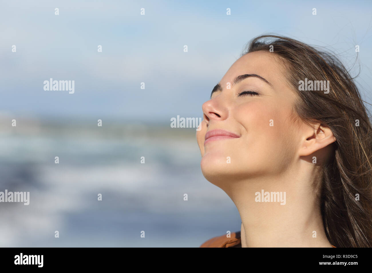 Primer plano de una mujer respirando aire fresco en la playa Foto de stock