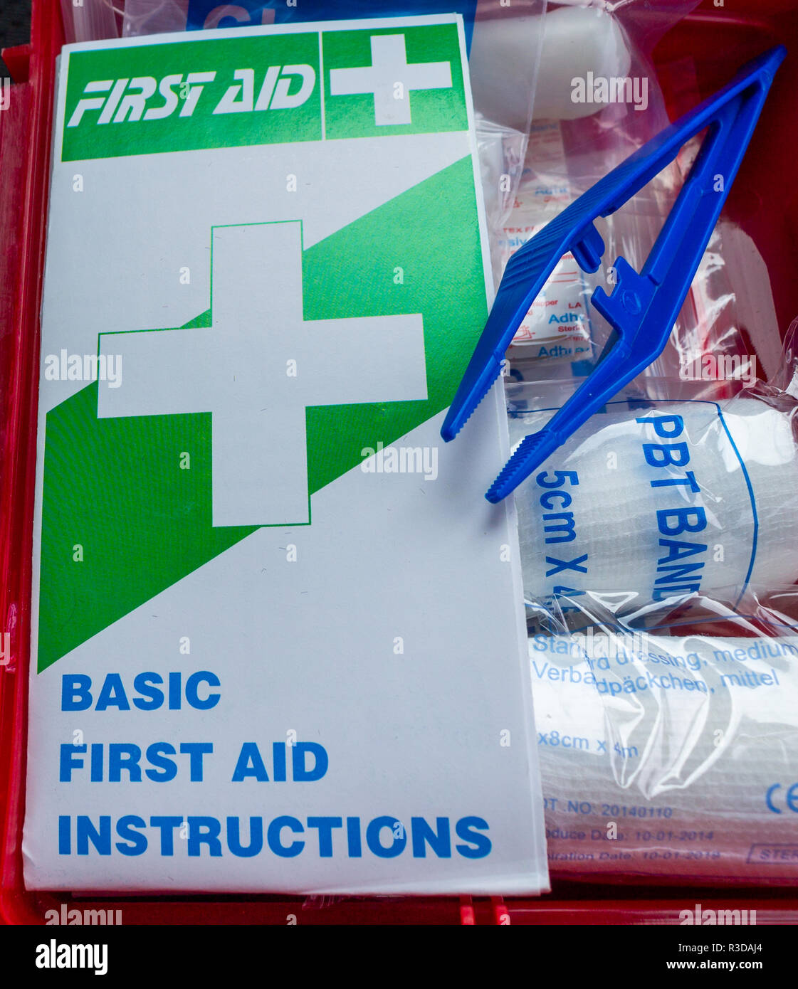 Folleto de instrucciones de primeros auxilios en un botiquín de primeros auxilios Foto de stock