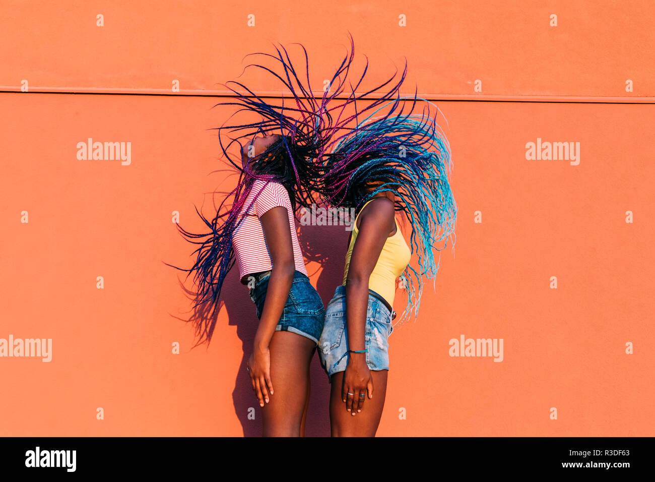 Dos mujeres hermanas bailando movng cabello exterior - la felicidad, mujer, engañando a todo concepto de potencia Foto de stock