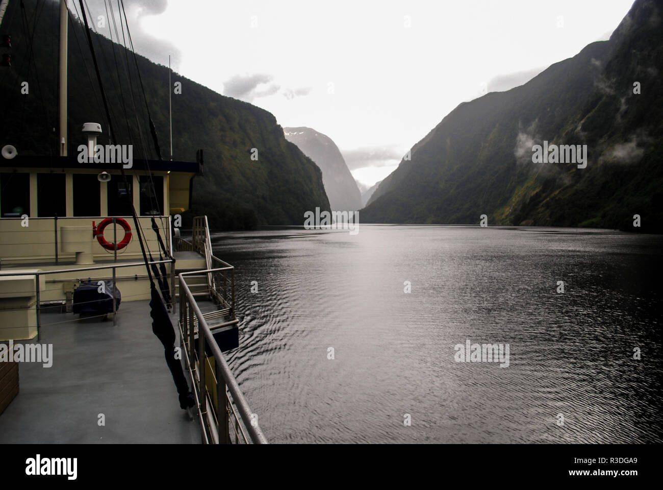En un barco mirando desde un barco sobre el Milford Sound, Nueva Zelanda Foto de stock