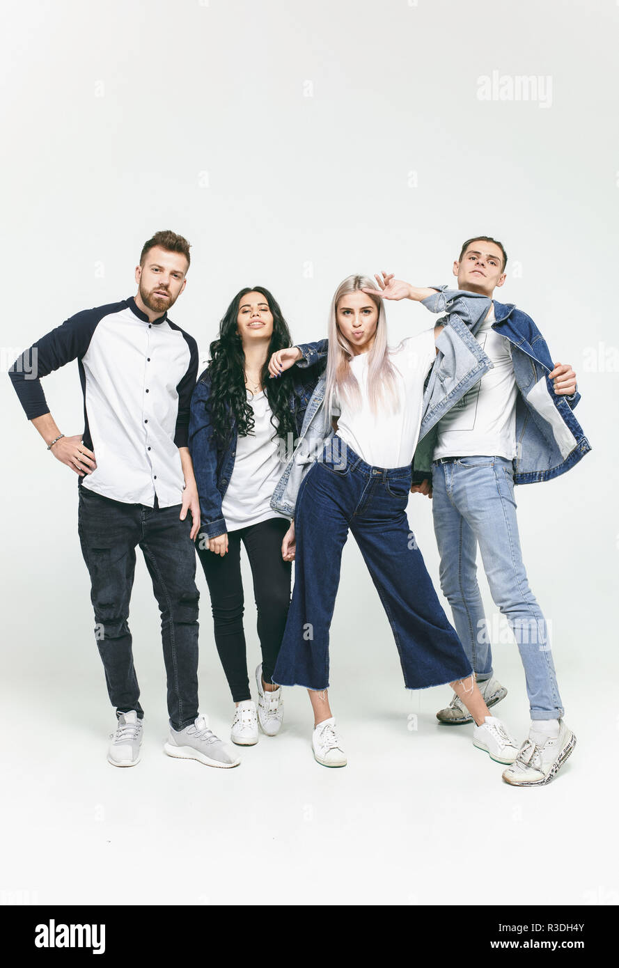 Grupo de Amigos sonrientes en jeans de moda. Los jóvenes hombres y