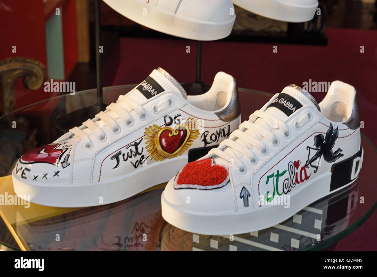 Dolce Gabbana Milán Italia zapatos escaparate de la italiana, el distrito de la moda de Milán, Italia italiano de stock - Alamy