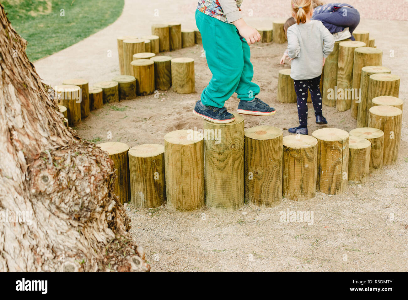 Registros y palos de madera instalado en una escuela para el juego de niños  Fotografía de stock - Alamy