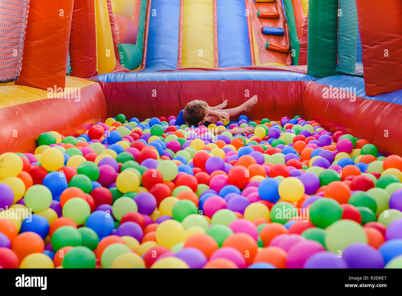 Castillo inflable de bolas de colores para para Fotografía de stock - Alamy