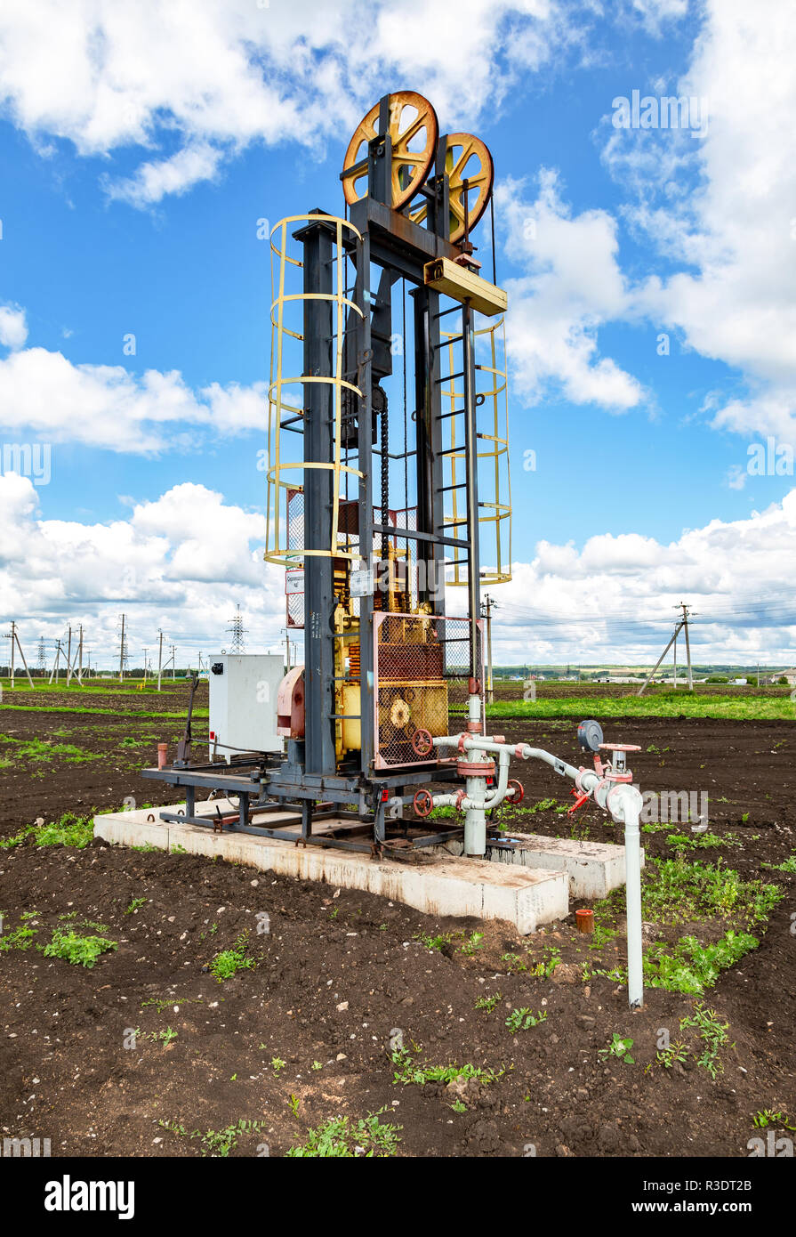 Nurlat, Rusia - Junio 10, 2018: bomba de trabajo jack fracking máquina de  extracción de crudo. El equipo de la industria petrolera Fotografía de  stock - Alamy