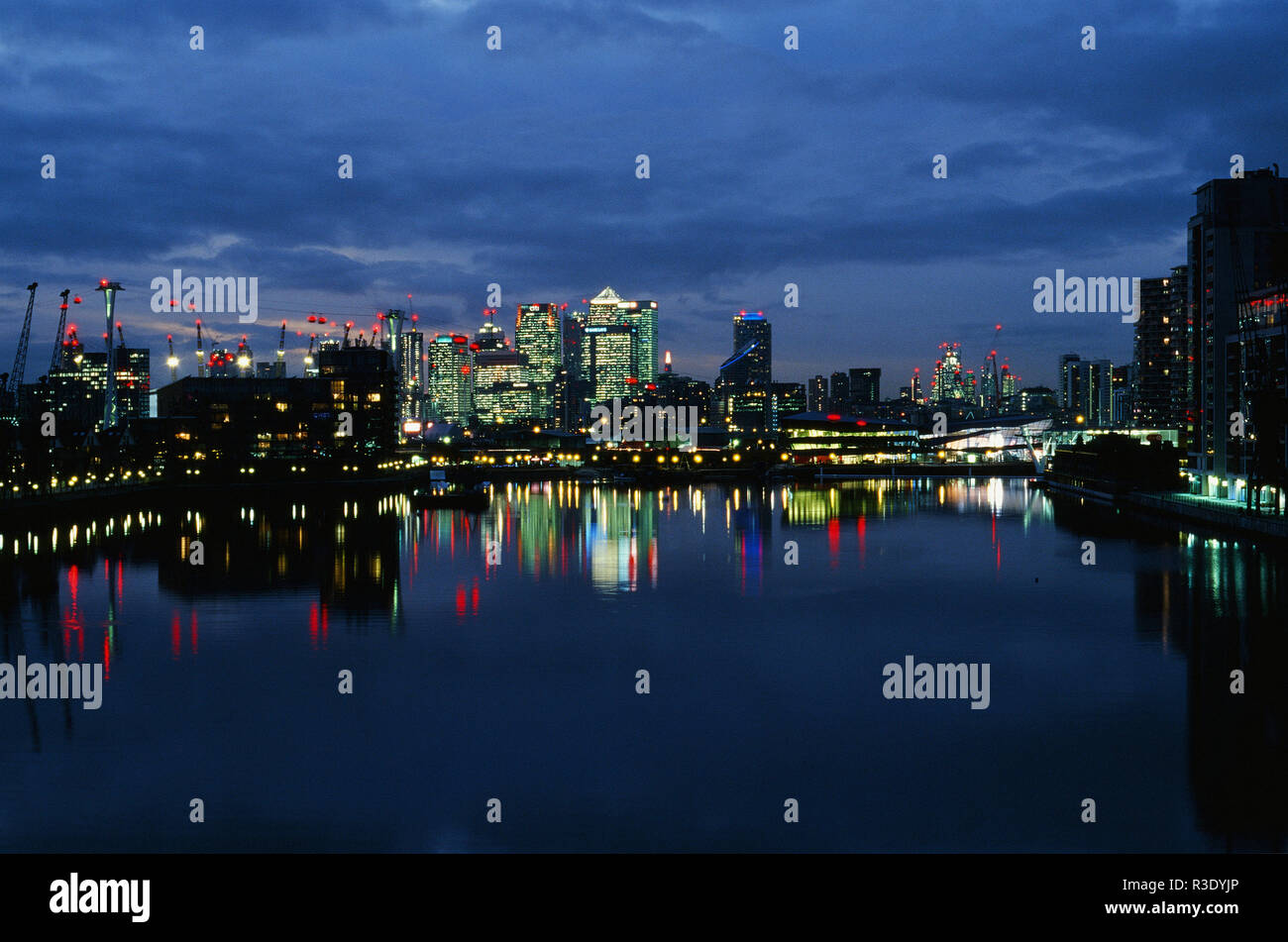 Canary Wharf y Docklands de Londres por la noche, desde Royal Victoria Dock. Foto de stock