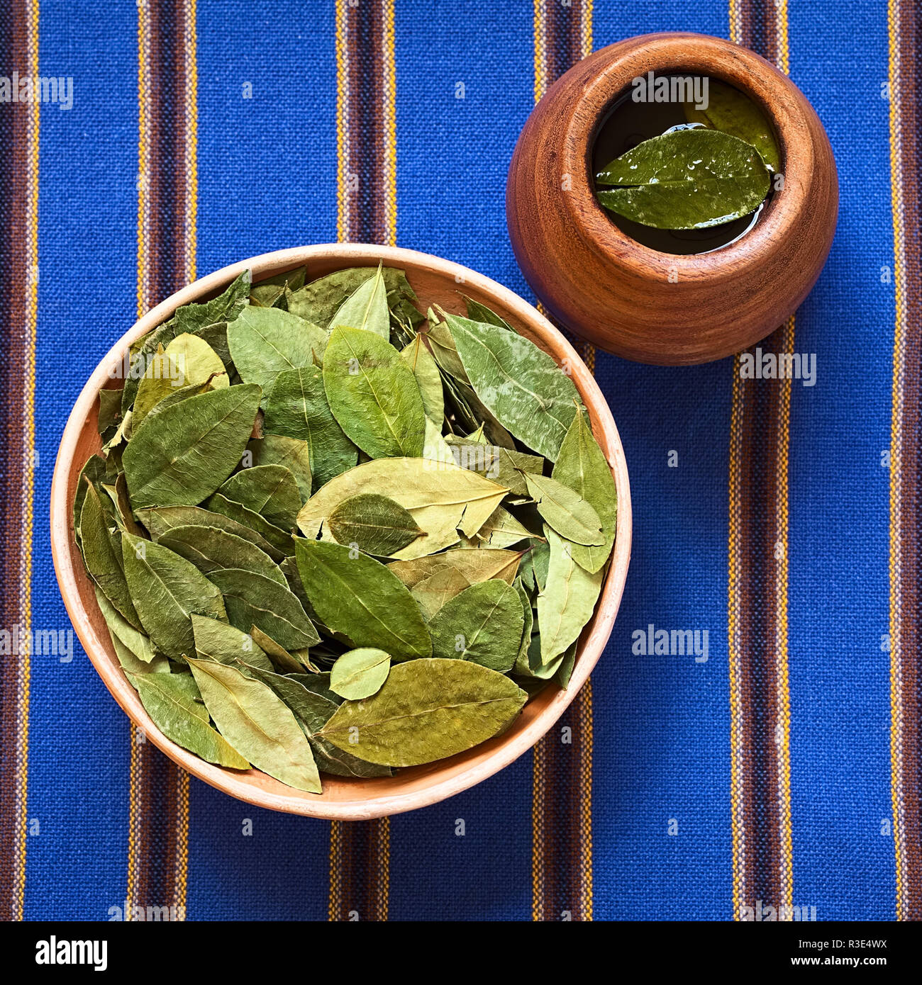 Hojas de coca secas en recipiente de barro fresco con té de coca (mate