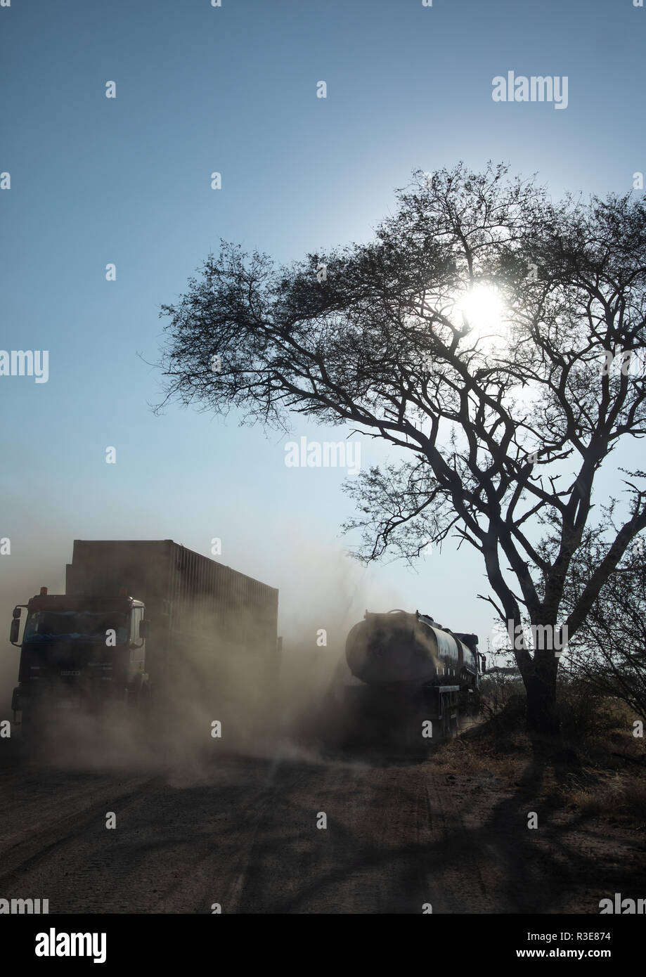 Los camiones que entran desde el puerto de Djibouti en una carretera polvorienta, Oromia, Awash, Etiopía Foto de stock