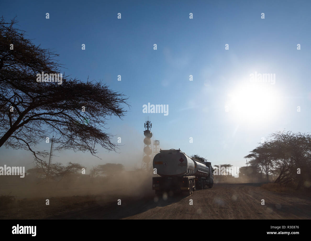 Los camiones que entran desde el puerto de Djibouti en una carretera polvorienta, Oromia, Awash, Etiopía Foto de stock