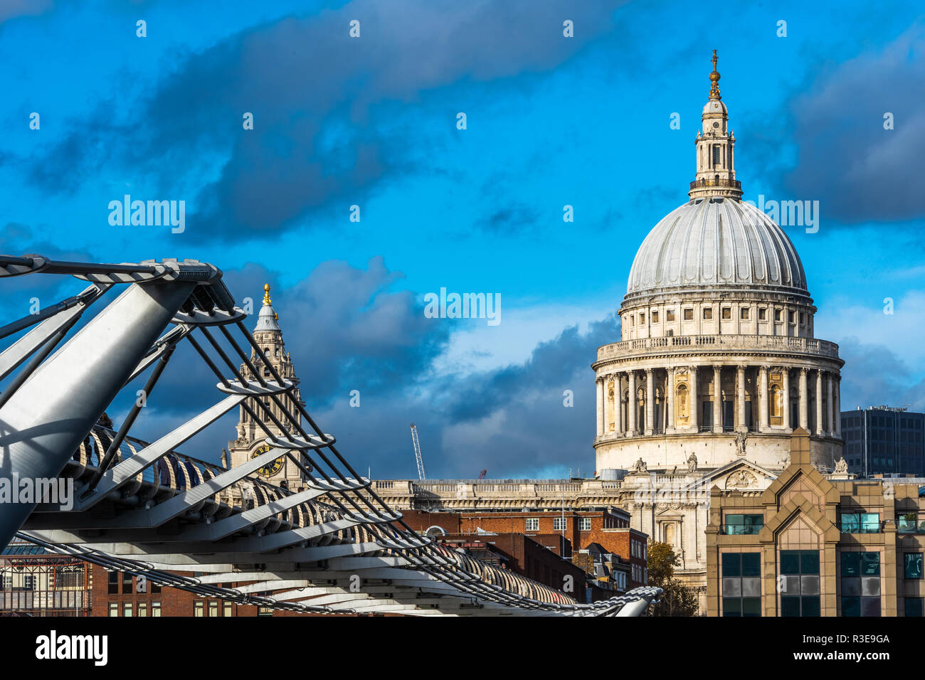 Vista panorámica de la catedral de San Pablo con el puente Millennium en primer plano, Londres, Reino Unido. Foto de stock