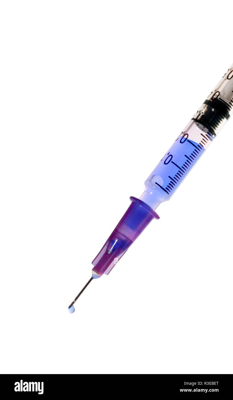 Una jeringa hipodérmica con colorido líquido azul como un concepto de salud y de vacunación Foto de stock
