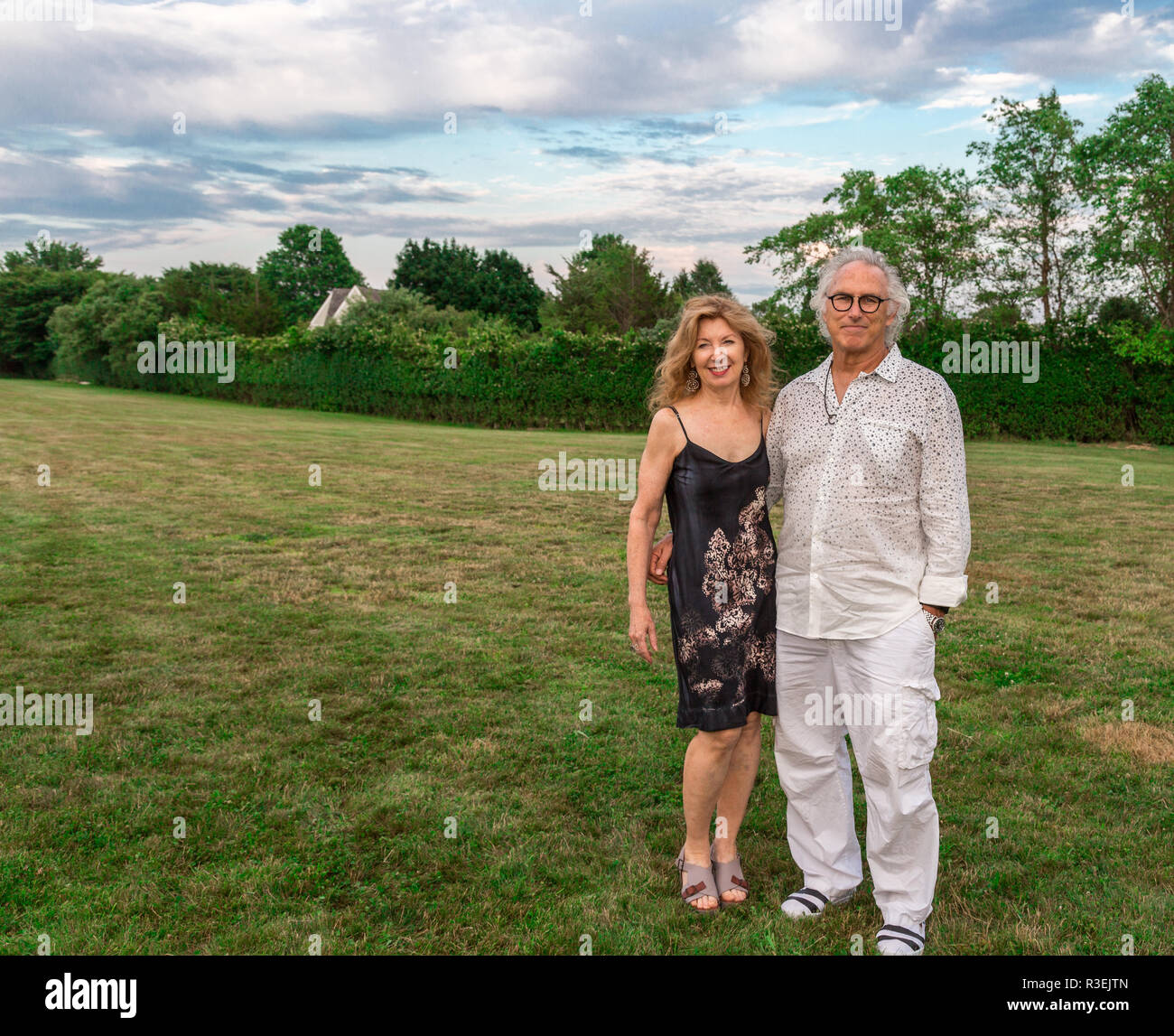Abril Gornick y Eric Fischl en una fiesta de verano en los Hamptons Foto de stock