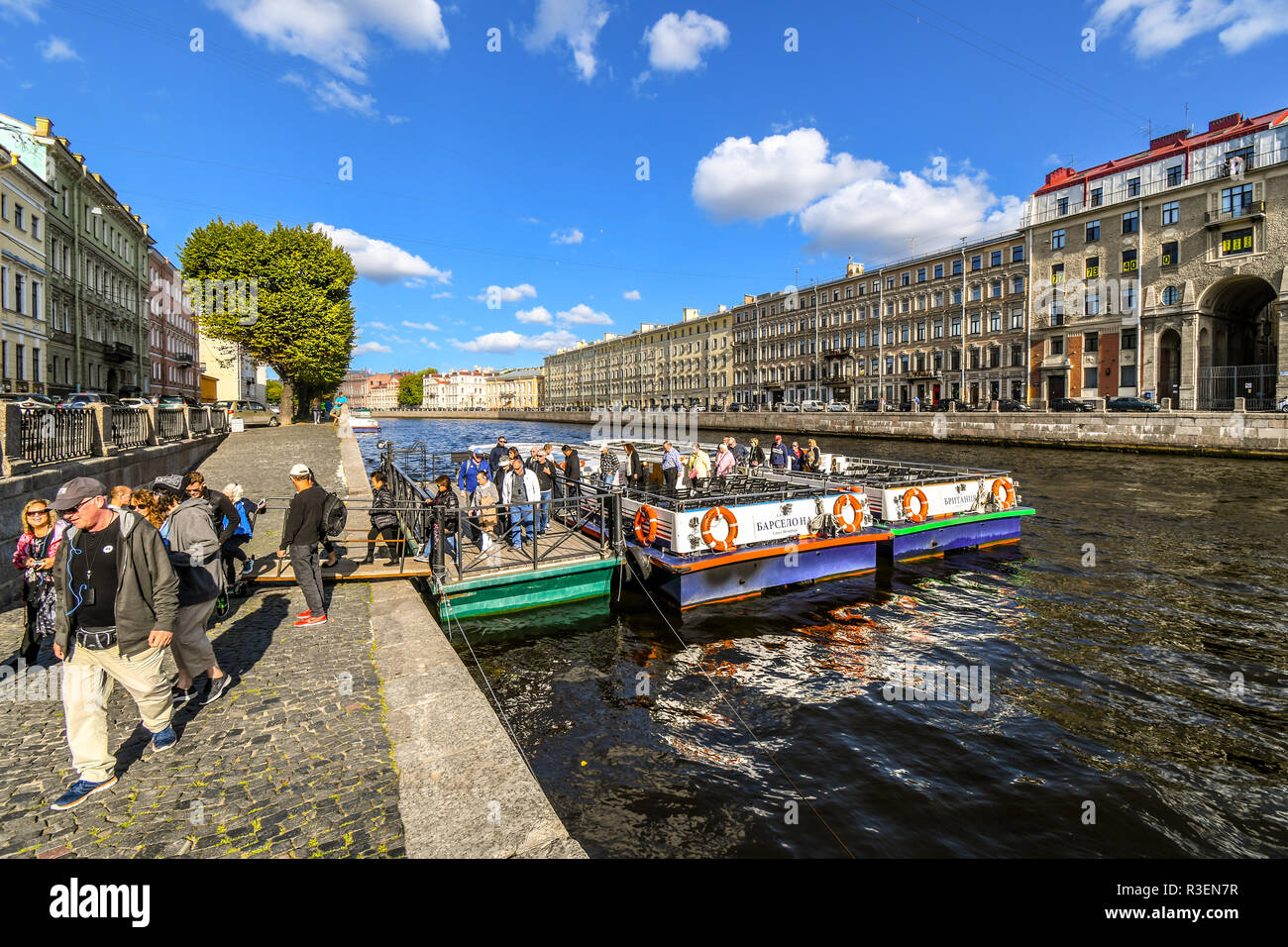 Los turistas desembarcan de dos paseos fluviales de los barcos de crucero en el río Neva en la ciudad de San Petersburgo, Rusia. Foto de stock