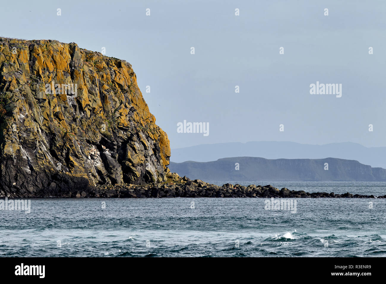 Los acantilados de la isla oveja mirando hacia la Isla de Rathlin condado de Antrim Irlanda del Norte buscando la costa escocesa más allá Foto de stock