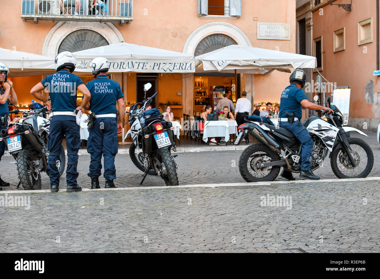 La policía del capitolio se reúnen con sus motocicletas junto con cafés en la Piazza Navona en Roma, Italia. Foto de stock