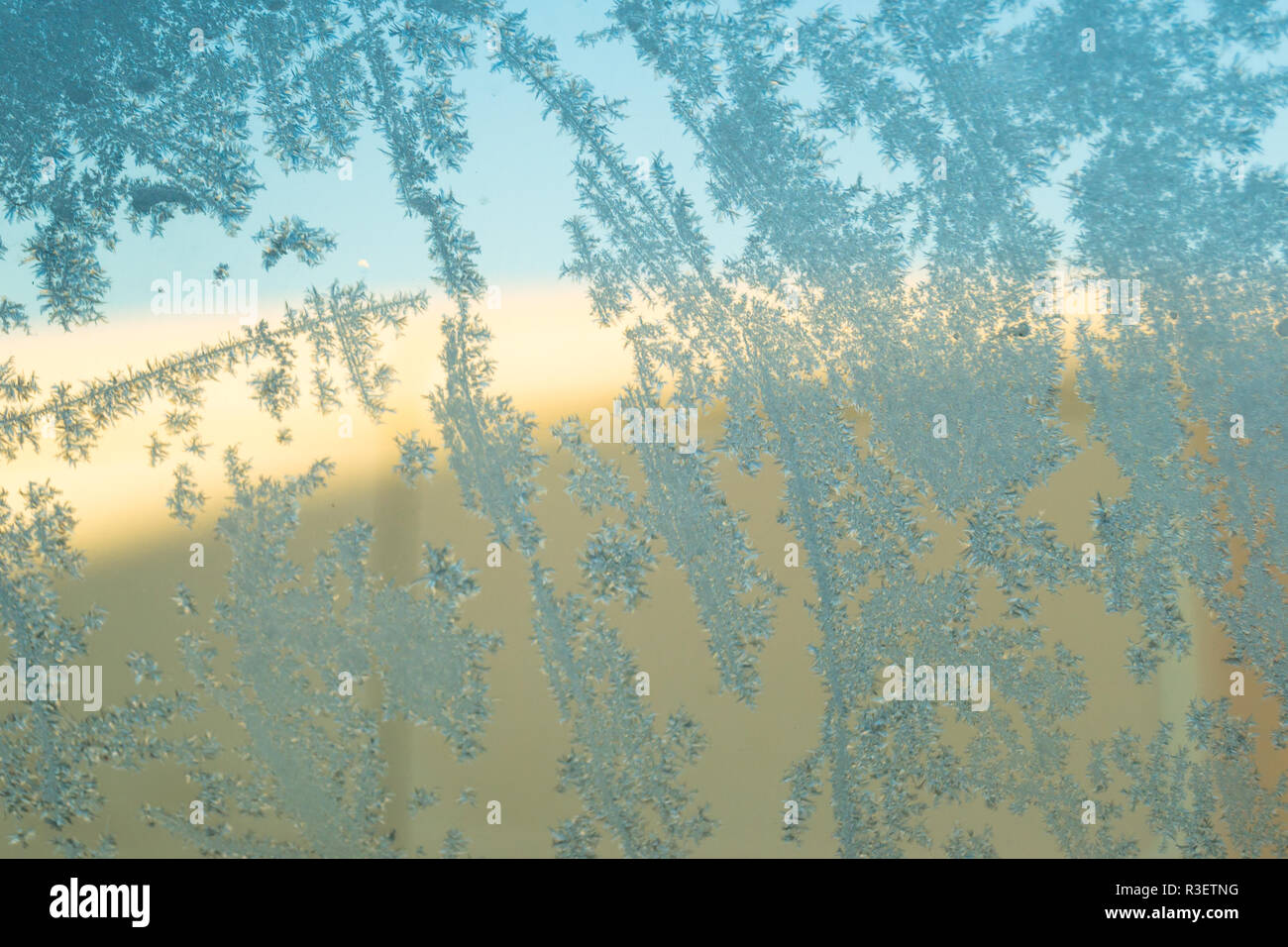 Interior de coche congelado, Ver, Ventana de vidrio cubiertos de hielo, temprano en la mañana la temporada de invierno Foto de stock